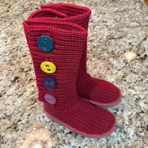 SZ 10 FUSHIA SWEATER BUTTON UGGS. IN GREAT CONDITION.  SO CUTE